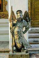 estatua de un hombre con alas y un personal foto
