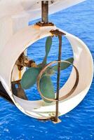 un hélice en un barco en el Oceano foto