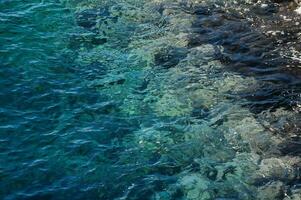 el agua es claro y azul foto