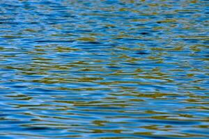 azul agua con ondas y reflexiones foto