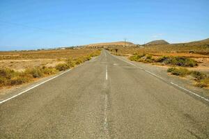 un vacío la carretera en el medio de en ningún lugar foto