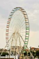 un ferris rueda en el ciudad foto