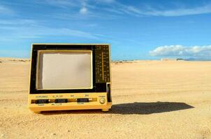 un televisión en el arena foto