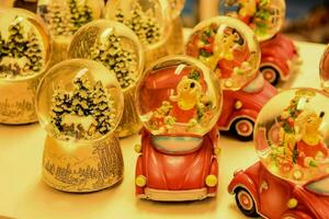 Navidad decoraciones en el forma de carros y arboles foto