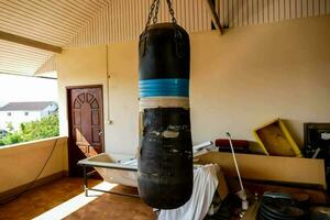 un boxeo bolso cuelga desde el techo en un habitación foto