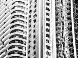 un negro y blanco foto de un alto edificio