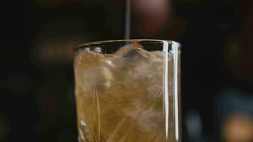 barman remue cocktail dans verre avec longue cuillère video