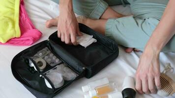 viagem cosméticos kit com garrafas, pílulas e cosméticos em cama ,embalagem para período de férias video