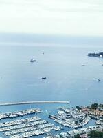 foto de un bullicioso puerto con un multitud de barcos flotante en el agua