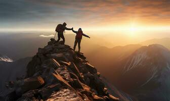 uno caminante extensión un mano a ayuda un amigo alcanzar el cumbre de un montaña. ai generado foto