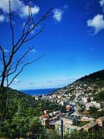 foto de un asombroso paisaje urbano y Oceano ver desde un escénico cima de la colina