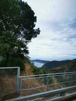 foto de un asombroso panorámico ver de el Oceano desde un cima de la colina