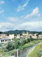 foto de un pintoresco paisaje urbano con un sereno río fluido mediante el corazón de el urbano paisaje