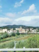 foto de un panorámico ver de un bullicioso paisaje urbano desde un distancia