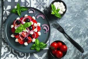 caprese ensalada con queso Mozzarella pelotas y Cereza tomate. parte superior ver foto