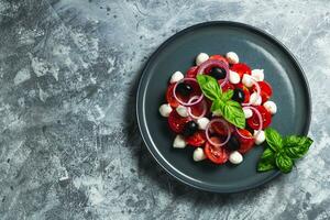 caprese ensalada con queso Mozzarella pelotas y Cereza tomate. parte superior ver foto