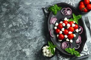 caprese con Cereza Tomates, mini queso Mozzarella, Fresco albahaca hojas, tradicional italiano alimento, antipasto. bandera, menú, receta sitio para texto, parte superior ver foto