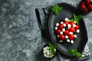 caprese con Cereza Tomates, mini queso Mozzarella, Fresco albahaca hojas, tradicional italiano alimento, antipasto. bandera, menú, receta sitio para texto, parte superior ver foto