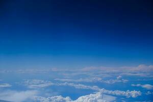 blanco nubes debajo un profundo azul cielo durante un vuelo a Egipto foto