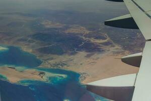 vuelo terminado el Desierto con maravilloso islas y coral arrecifes foto