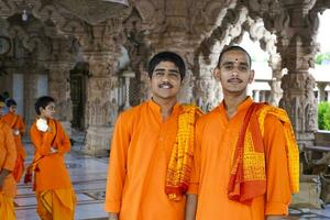 muchos niños en pie por el línea en el templo mucho, madhya pradesh, India- diciembre 15,2022 foto