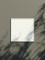 blanco marco Bosquejo colgando en el pared con hoja sombra foto
