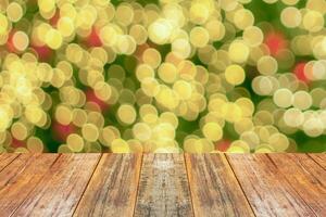 Mesa de madera vacía con árbol de navidad borroso con fondo de luz bokeh foto