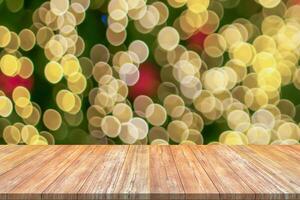 Mesa de madera vacía con árbol de navidad borroso con fondo de luz bokeh foto