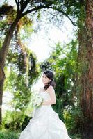 Boda en bosque hermosa mujer asiático sonrisa foto