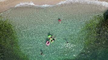 piccolo tipi nuoto nel in profondità blu sorprendente pulito privato spiaggia nel Saranda Riviera Albania Pizza alfa estate 2023 vacanze aereo fuco metraggio volte alto qualità clip video