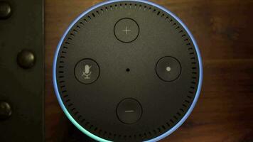 4k amazone alexa écho point de au-dessus de, activant et répondre à voix commander video