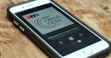 ouvindo para NPR aplicativo em telefone notícia e meios de comunicação podcast video