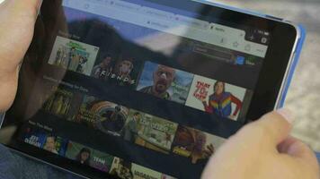 scorrimento attraverso netflix su ipad video