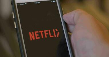 bläddring Netflix app på telefon för visar till Kolla på video