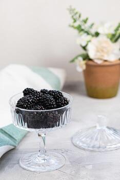 Fresco moras en un estampado vaso cuenco en gris antecedentes foto