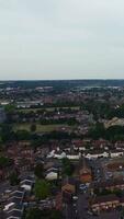 aéreo Visão do britânico cidade e residencial distrito do Luton, Inglaterra, Reino Unido video