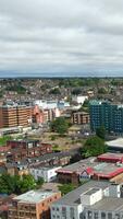 aéreo ver de británico ciudad y residencial distrito de lutón, Inglaterra, Reino Unido video