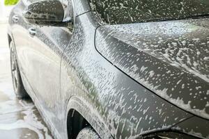 coche limpieza y Lavado con espuma jabón foto