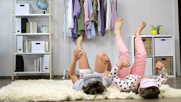 dos niños jugando con un wii en un habitación video