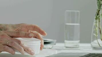 une femme mains sont en portant une pot de crème video