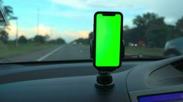 Smartphone verde tela dentro carro video