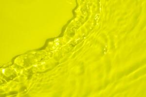 resumen transparente agua sombra superficie textura natural onda en amarillo antecedentes foto