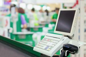 vacío cajero revisa escritorio con terminal en supermercado foto