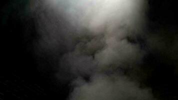 fumaça a partir de lixo queimando. queimando fogo dentro a aterro. ocorre fumaça causa do ar poluição video