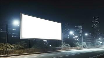 publicidad burlarse de arriba blanco cartelera a noche hora con calle ligero con Copiar espacio para público información tablero cartelera blanco para al aire libre publicidad póster foto