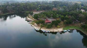 Antenne Aussicht von das selorejo Reservoir im Osten Java, Indonesien video