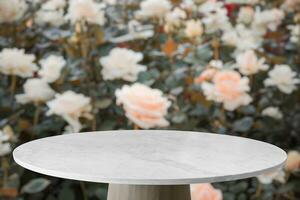 vacío mármol mesa parte superior con difuminar Rosa jardín antecedentes para producto monitor foto