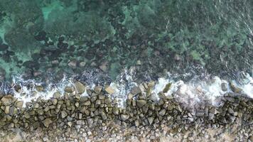 aéreo Visão do seixo de praia com azul mar video