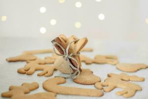 pan de jengibre galletas decorado con un canela palo. pan de jengibre ángel galletas. foto