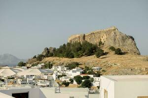 antiguo edificio en contra el fondo de montañas en el isla de Rodas, Grecia foto